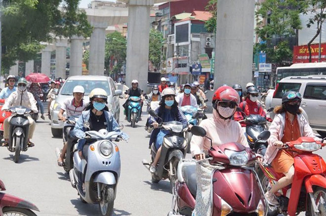 Hà Nội trải qua ngày nắng nóng gắt nhất từ đầu mùa, người dân bịt kín mít khi ra đường